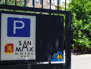 Hotel San Max Ampio parcheggio interno alla struttura accessibile da via Cantarella Visualizza