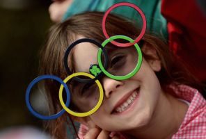 una bambina che sorride che indossa degli occhiali con i cerchi olimpici durante una delle nostre feste a tema a roma